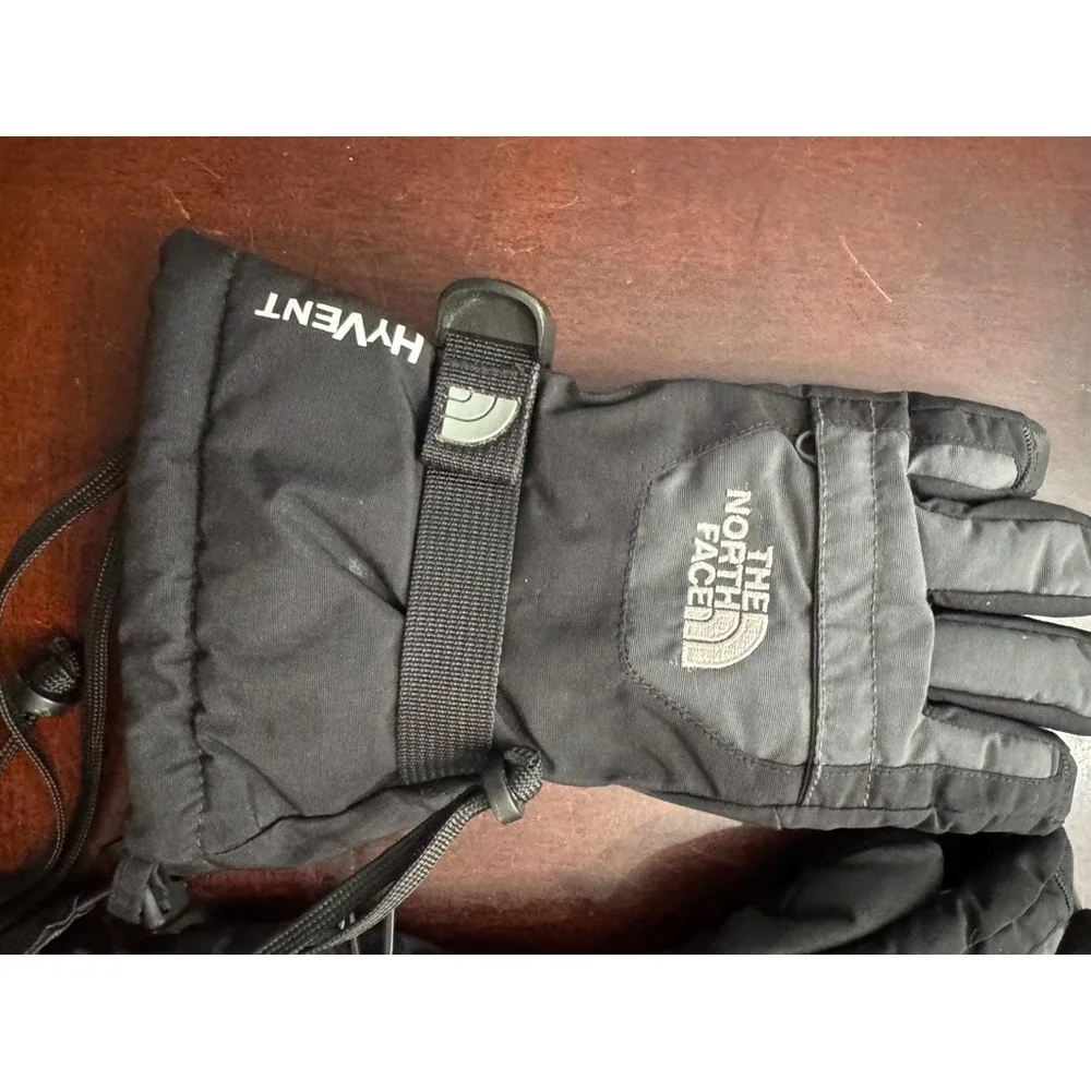 The North Face Youth HyVent Insulated Winter Gloves Black Grey Medium ASB2